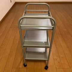 キャスター付きラックの画像