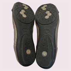 コンフォート パンプス 晴雨兼用 バックル ローヒール 撥水加工 2cmヒール フットハッピー 通勤 オフィス 歩きやすい 履きやすい 銀座ワシントンの画像