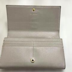 イヴ・サンローランYSL ベージュ ロゴ付き長財布の画像