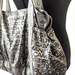 CHANEL アンリミテッド　グレー ロゴプリント トートバッグの画像