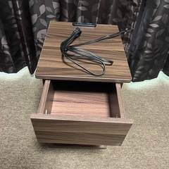 決まりました！サイドテーブル　ナイトテーブル　二口コンセント付き　ダークブラウンの画像