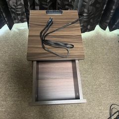 決まりました！サイドテーブル　ナイトテーブル　二口コンセント付き　ダークブラウンの画像