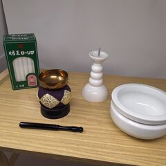 【未使用】仏具セット一式（おりん2.3寸・香炉・ローソク立て・ろうそく×2箱・経机付き）の画像