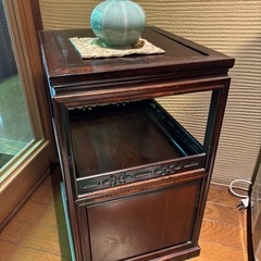 レトロアンティーク木製棚の画像