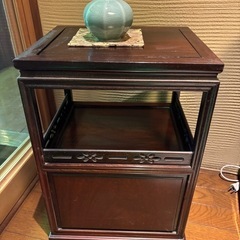レトロアンティーク木製棚の画像
