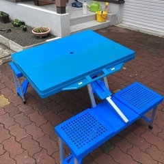 お話し中です。椅子とテーブルです。 の画像