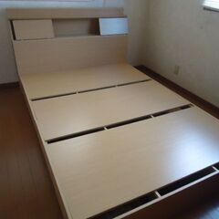 収納ベッド　ダブルサイズ　コンセント・宮付きの画像