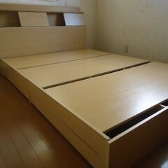 収納ベッド　ダブルサイズ　コンセント・宮付きの画像