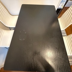 ダイニングテーブルの画像