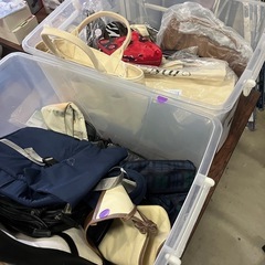 洋服・生活雑貨・靴・寝具などの画像