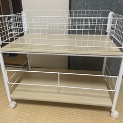 キャスター付き収納棚の画像
