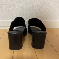 ブラックリブ編みオープントゥサンダルの画像