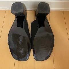 ブラックリブ編みオープントゥサンダルの画像