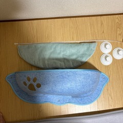 新品　未使用　猫ちゃん用　窓吸盤取り付けハンモック(ブルー)足跡　左側の画像