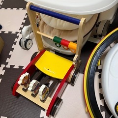 キッズ・ベビー用品まとめ売り（ハイローチェア、チャイルドシート、手押し車、歩行器）の画像