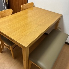 ダイニングテーブルの画像