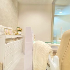 脱毛、フェイシャル、ホワイトニングの美容サロンスタッフの画像