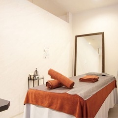 脱毛、フェイシャル、ホワイトニングの美容サロンスタッフの画像