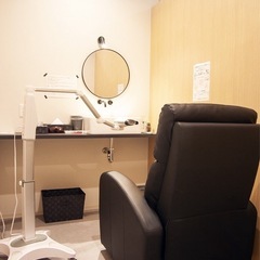 脱毛、フェイシャル、ホワイトニングの美容サロンスタッフの画像