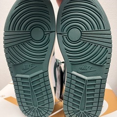 NIKE WMNS AIR JORDAN 1 MID 緑の画像