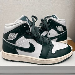 NIKE WMNS AIR JORDAN 1 MID 緑の画像