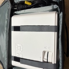 美品ONAVO 1080p ビデオプロジェクター ケース付きの画像