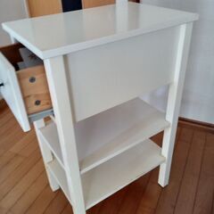 イケア　HEMNES サイドテーブルの画像