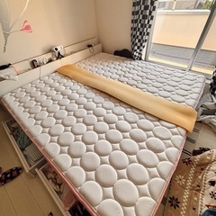 ダブルベッドマットレス付きの画像