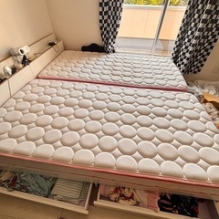 ダブルベッドマットレス付きの画像