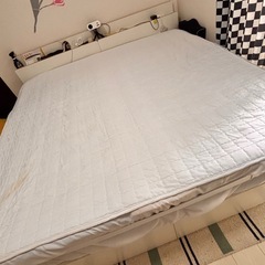 ダブルベッドマットレス付きの画像