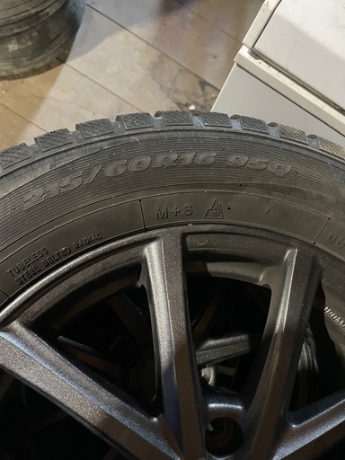 スタッドレスタイヤホイール付き　215/60R16
