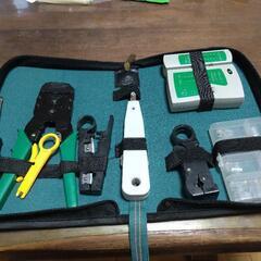 LANケーブルと工具の画像