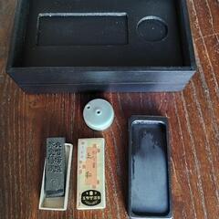絵手紙用の絵の具など・木製２段ケース＆陶器製絵の具パレットの画像