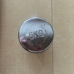 素振りバット2本とダンベルの画像