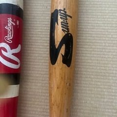 素振りバット2本とダンベルの画像