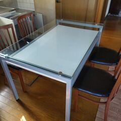 ダイニングテーブルと椅子の画像