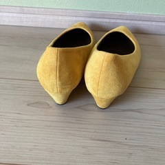 イエローパンプス　25~25.5cmの画像