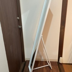 白い木枠の姿見　ミラーの画像