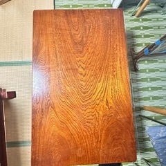 昭和の座卓と木製背もたれの画像