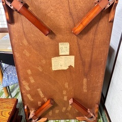 昭和の座卓と木製背もたれの画像