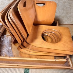 昭和の座卓と木製背もたれの画像