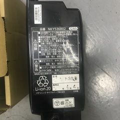 自転車用バッテリーと充電器の画像