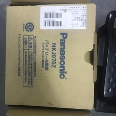 自転車用バッテリーと充電器の画像