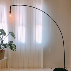 人気商品‼️IKEA 　SKAFTET/スカフテート：フロアランプベース/アーチ型214 cm（ブラック） の画像