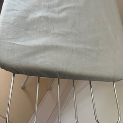 高さが変えられるアイロン台 ちょっとした物置台としてもの画像