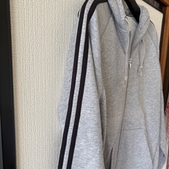 【決まりました】
adidasフード付きブラジッパートレーナーの画像