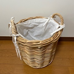 ラタン バスケット大きい小物いれの画像