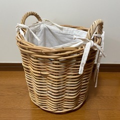 ラタン バスケット大きい小物いれの画像