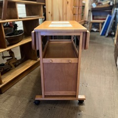 【武蔵小山店】　キッチンワゴン　サイドワゴン　キャスター付き　タイル天板　収納ワゴン　レンジ台　作業台　キッチン収納　収納棚　木製ワゴン　キッチンカート　ナチュラル家具　北欧風　ナチュラルインテリア　カントリー調　中古家具　キッチンラック　タイルトップの画像
