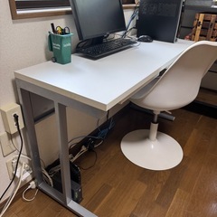 PC用テーブルと椅子の画像